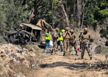ANGGOTA tentera Lubnan memeriksa lokasi letupan yang menyasarkan kenderaan mereka di kawasan al-Mansouri, berhampiran Tyre, selatan Lubnan.- AFP