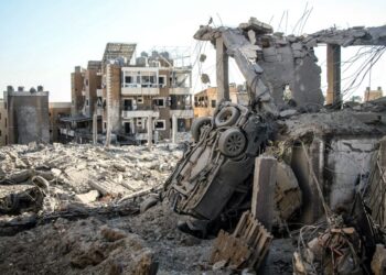 KEDIAMAN dan kenderaan musnah dalam serangan udara Israel di Burj al-Chamali, berhampiran bandar Tyre di selatan Lubnan.- AFP
