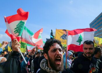 PENYOKONG Hizbullah berdemonstrasi berhampiran Istana Kerajaan untuk membantah keputusan pihak berkuasa Lubnan untuk terlibat dalam rundingan langsung dengan Israel di pusat bandar Beirut.- AFP