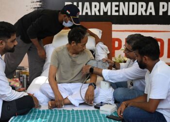 SONAM WANGCHUK diperiksa doktor semasa mogok lapar. - AFP