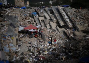 Lebih 5,000 orang terbunuh dalam gempa bumi berkembar di Venezuela. - AFP