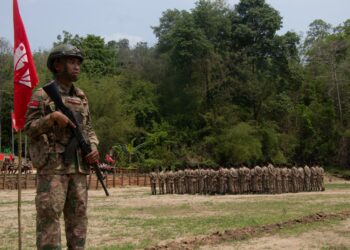 ANGGOTA Pasukan Pertahanan Rakyat Mandalay (MDY-PDF) berada di sebuah kem latihan rahsia di lokasi yang tidak didedahkan di Wilayah Sagaing, Myanmar . - AFP