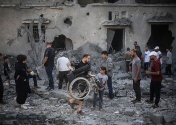 PENDUDUK Palestin meninjau bangunan yang rosak dan musnah akibat serangan Israel di Deir al-Balah, Gaza .- AFP