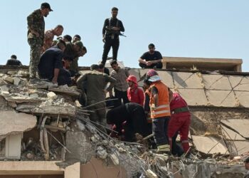 PETUGAS kecemasan menjalankan operasi menyelamat di lokasi serangan AS-Arab Saudi yang menyasarkan pangkalan milik pasukan Hashed al-Shaabi, wilayah Diyala..-AFP