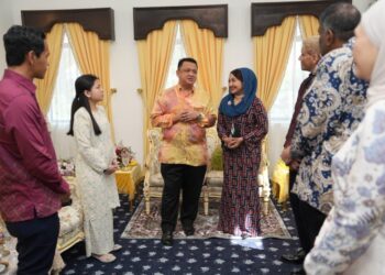 TUANKU Syed Faizuddin Putra Jamalullail 
berkenan menerima mengadap Pengerusi Eksekutif Kumpulan merangkap pengasas Aurelius Healthcare, Datuk Amir Firdaus Abdullah dalam satu majlis di Istana Arau baru-baru ini.-UTUSAN
