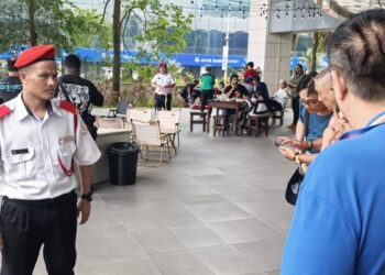 Lelaki terjun dari pusat beli belah