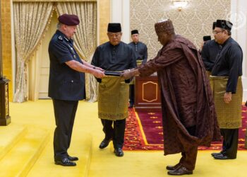SULTAN Ibrahim Sultan Iskandar menyempurnakan Istiadat Penyerahan Watikah Pelantikan enam ketua perwakilan asing ke negara ini di Istana Negara, hari ini.