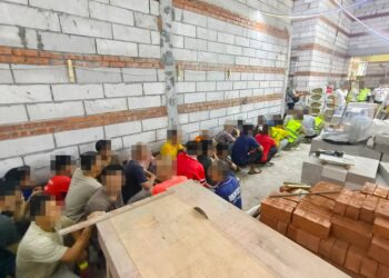 SERAMAI 109 warga asing yang disyaki menyalahgunakan Pas Lawatan Sosial (PLS) ditahan selepas bekerja tanpa kebenaran dalam serbuan di sebuah bangunan komersial di Jalan Ampang, di sini semalam. - FACEBOOK IMIGRESEN
