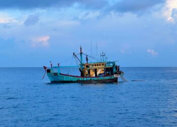 MARITIM Malaysia menahan sebuah vesel nelayan tempatan bersama empat kru warga Thailand termasuk tekong pada kedudukan kira-kira 11.8 batu nautika barat Pulau Talang, Perak semalam. - MARITIM