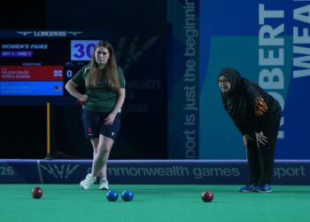 Syafiqa Haidar Afif Abdul Rahman (kanan) ketika beraksi acara pairs wanita. - IHSAN MOM