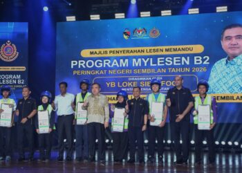 ANTHONY Loke Siew Fook pada Majlis Penyerahan Lesen Memandu Program MyLesen B2 Peringkat Negeri Sembilan di Auditorium Tunku Puan Chik, Kompleks Penyiaran Tuanku Muhammad, di sini, hari ini. UTUSAN/NOR SHAFIQAH MOHD. GHAZALI