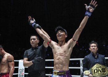Ahmad Nor Iman Aliff Rakib diisytiharkan  pemenang selepas menewaskan Sam-A Gaiyanghadao menerusi kemenangan knockout (KO) untuk merangkul Kejuaraan Dunia Interim Muay Thai Strawweight ONE Championship di Stadium Lumpinee, Bangkok. - IHSAN ONE CHAMPIONSHIP