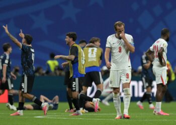 Penyerang England, Harry Kane jelas kecewa selepas pasukannya tewas 1-2 kepada Argentina pada aksi separuh akhir Piala Dunia 2026 di Stadium Atlanta, hari ini. - AFP