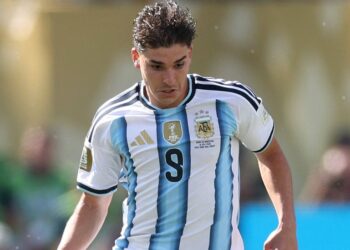 Arsenal semakin terdesak mendapatkan Julian Alvarez bagi mengharungi musim baharu. - AFP