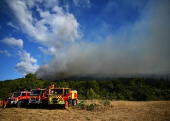 ANGGOTA bomba memerhatikan kebakaran hutan dari Pouzols-Minervois, selatan Perancis semalam. - AFP.