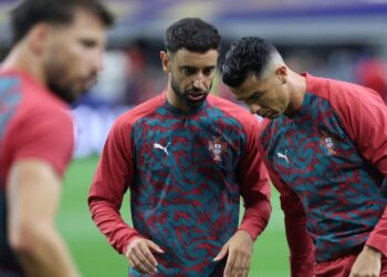 Cristiano Ronaldo (kanan) berusaha memujuk Bruno Fernandes (tengah) untuk menyertainya di Al-Nassr. - AFP