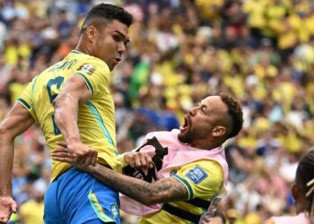 Casemiro (kiri) akan menyertai Inter Miami dalam saingan Major League Soccer (MLS) walaupun perpindahannya mengundang isu pelanggaran peraturan. - AFP