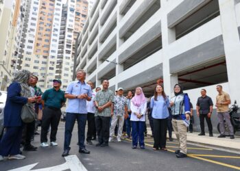 HANNAH Yeoh (dua dari kanan), Datuk Bandar Kuala Lumpur, Datuk Seri Fadlun Mak Ujud (lima dari kiri) dan Ahli Parlimen Bandar Tun Razak, Datuk Seri Dr. Wan Azizah Wan Ismail (tiga dari kanan) ketika melakukan tinjauan pada Program Penyelenggaraan Perumahan Awam DBKL di PPR Desa Tun Razak di sini, hari ini. UTUSAN/ISKANDAR ISHAK