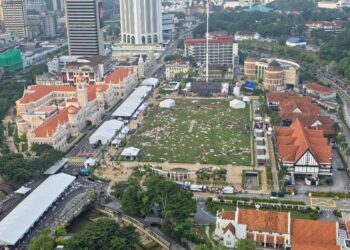 KAWASAN sekitar Dataran Merdeka yang dipenuhi sampah selepas aksi final Piala Dunia 2026 antara Sepanyol dan Argentina. - Sumber FB DBKL