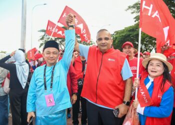 SATHIA Prakash Nadarajan Dr. Maszlee  Malik pada hari penamaan calon PRN Johor baru-baru ini.