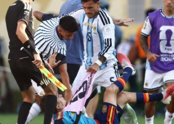 Pemain Argentina, Leandro Paredes mengasari pemain tengah Sepanyol, Gavi selepas berakhir final Piala Dunia 2026 di Stadium New Jersey, Isnin lalu. - AFP