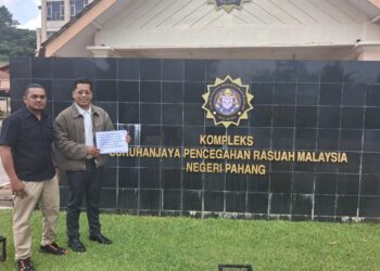 HASLIHELMY DM Zulhasli (kanan) menghantar memorandum bantahan projek 'tapping right' kelapa sawit di Pejabat Suruhanjaya Pencegahan Rasuah Malaysia (SPRM) Pahang di Indera Mahkota di Kuantan, Pahang.