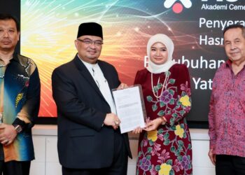 MOHAMED Fadzli Hassan menyampaikan surat hasrat kerjasama semasa Majlis Peluncuran Akademi Kecemerlangan Teknovocas-X (ACTV-X) di Negeri Kelantan di Bawah Naungan Help Education Group (HEG) di Kota Bharu, Kelantan/KAMARUL BISMI KAMARUZAMAN