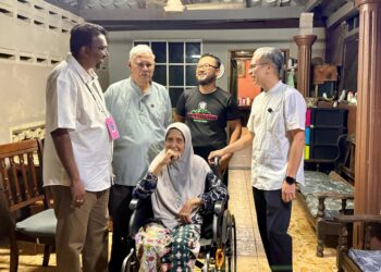 FAHMI Fadzil ketika menghadiri program Ziarah Kasih bersama Calon PH bagi Dun Jeram Padang, G.Manivanan di Felda Palong 2, Jempol, malam ini. - UTUSAN / NOR SHAFIQAH MOHD GHAZALI