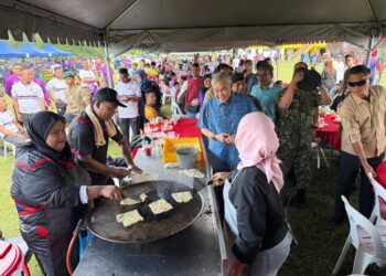 AHMAD Zahid Hamidi ketika menyantuni warga ATM ketika menghadiri Karnival Hari Keluarga Angkatan Tentera Malaysia (ATM) Zon Selatan di Kem Syed Sirajuddin, Gemas, Tampin, semalam.