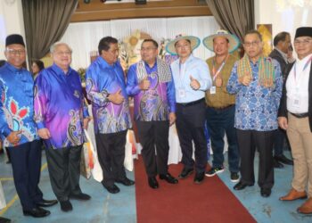 ABDUL Fattah Abdullah (dua kanan) dan Amizar Abu Adam (lima dari kanan) bersama peserta  delegasi dari tujuh negara di SMK Temin di Jerantut, Pahang. - FOTO/SALEHUDIN MAT RASAD