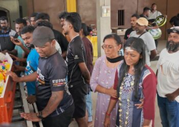 AHLI keluarga dan rakan-rakan memberikan penghormatan terakhir kepada mendiang V. Mugilan, 25, di Mentakab Hindu Crematorium sebelum upacara pembakaran mayat dijalankan.