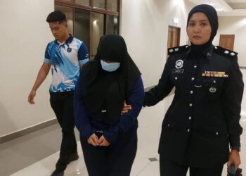 TERTUDUH (tengah) dibawa ke Mahkamah Majistret Kuantan atas tuduhan menipu dalam pembelian emas bernilai RM8,998.