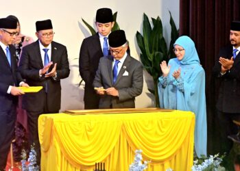 AL-SULTAN Abdullah Ri’ayatuddin Al-Mustafa Billah Shah  (tiga dari kanan) menyempurnakan Istiadat Permasyuran UNIQSAAS di Kuantan, Pahang. - FOTO/SHAIKH AHMAD RAZIF
