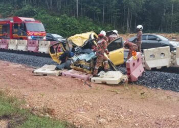 ANGGOTA bomba berusaha mengeluarkan mangsa kemalangan melibatkan kereta dengan sebuah treler di Jalan Gua Musang-Kuala Krai berhampiran Gua Sejuk, Gua Musang, Kelantan.-IHSAN BOMBA
