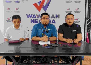 BADRUL Hisham Shahrin (tengah) bercakap pada sidang akhbar bersama Alif Asyraf Azman (kanan) dan Abdul Aziz Jamaludin di Seremban hari ini. -UTUSAN/NAZARUDIN