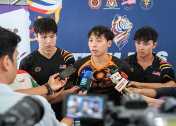 HOE Yean (tengah) ketika sesi temu bual selepas lawatan Ketua Kontinjen (CDM) ke Sukan Komanwel, Datuk Awalan Abdul Aziz di MSN, hari ini. - IHSAN MSN