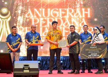 TENGKU Hassanal Ibrahim Alam Shah menyampaikan Anugerah Perdana Belia Negara (APBN) kepada Agha Khilfi Suarno (empat dari kanan) di Kuantan, Pahang.