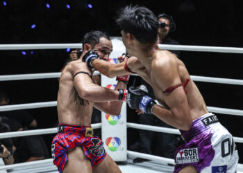 ALIFF melepaskan beberapa tumbukan dan sepakan tepat ke arah muka lawan dari Thailand. -ONE Championship