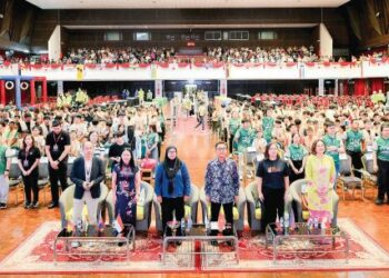 Barisan tetamu kehormat dan kenamaan bersama peminat robotik yang menyertai Pertandingan Robot Belia Antarabangsa ASEAN 2026 (IYRC) 
di Universiti Putra Malaysia (UPM), Serdang, baru-baru ini.