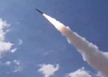 TANGKAP layar skrin menunjukkan sebuah peluru berpandu Iran dilancarkan dari lokasi yang tidak didedahkan ke arah sasaran di Qatar, Kuwait dan Oman. - AFP