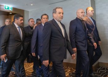 ABBAS  Araghchi (tengah) dan Mohammad Bagher Ghalibaf (dua dari kanan). - AFP.