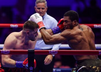 JAGUH Britain, Anthony Joshua (kanan) melepaskan tumbukan ke arah petinju Albania, Kristian Prenga pada pertarungan heavyweight di Jeddah Superdome, Arab Saudi, semalam. - AFP