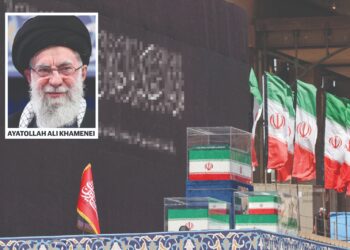 KERANDA Khamenei dan anggota keluarganya yang terbunuh ditempatkan di Grand Mosalla, Teheran. - AFP