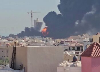 KEPULAN asap hitam akibat serangan Iran di Mangaf, Kuwait. - AFP