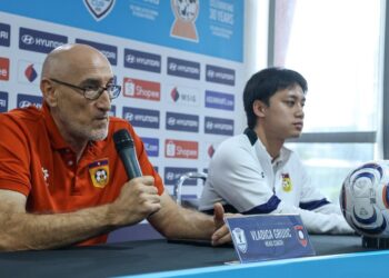 Ketua jurulatih Laos Vladica Grujic mengadakan sidang media praperlawanan Piala  ASEAN 2026 menentang Harimau Malaya di Stadium Bolasepak Kuala Lumpur, semalam. - IHSAN FAM