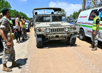 SEBUAH kenderaan tentera Lubnan bergerak berhampiran pintu masuk ke perkampungan Zawtar al-Gharbiya. - AFP