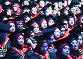 Kalau betullah kerajaan mahu menyelamatkan masa depan modal insan negara, kita mesti terlebih dahulu menyelamatkan nilai sekeping ijazah di pasaran kerja. – MINGGUAN/AMIR KHALID