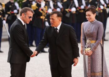 PRESIDEN  Perancis, Emmanuel Macron (kiri), menyambut ketibaan Raja Thailand, Raja Maha Vajiralongkorn (tengah)  di Istana Presiden Elysse, Paris, Isnin lalu. - AFP