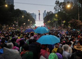 PEMINAT bola sepak menyaksikan perlawanan antara Mexico dan Ecuador di Bandar Raya Mexico. - AFP