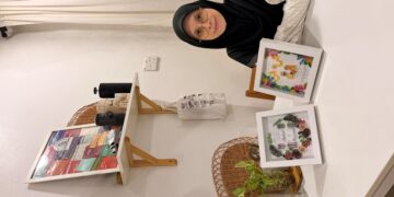 NIK mula menceburkan diri dalam seni kertas ketika belajar di sebuah universiti di Jordan.